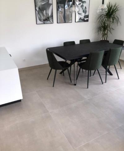 Pose de carrelage sur le sol d'une salle à manger sur Lyon et alentours