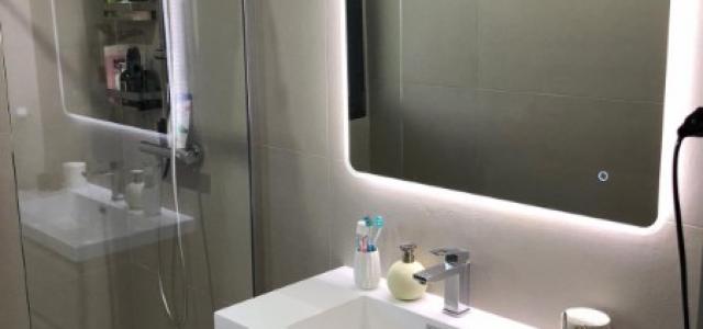 Pose de carrelage sur les murs d'une salle de bain sur Lyon et alentours